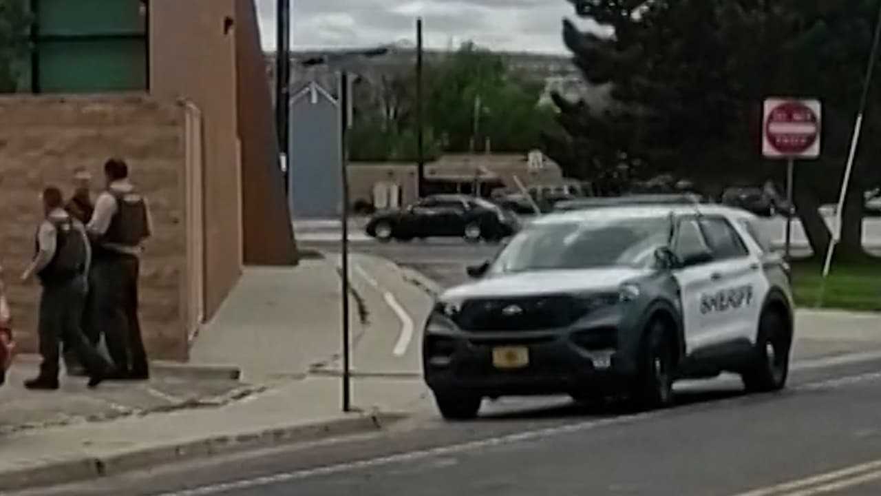 Un niño de 4 años dispara un arma contra su hermano de 1 y lo envía al hospital