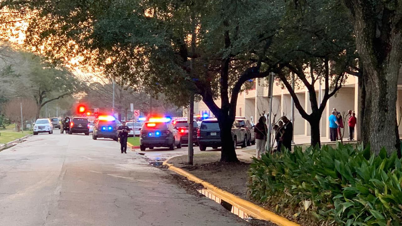 Muere estudiante que fue baleado dentro de una preparatoria al suroeste de Houston
