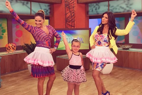 'Qué bella y simpática #JohannaColón aquí nos enseña a bailar la coreografía que robó el corazón de todos y con la que ha revolucionado las redes', compartió Francisca. (Junio 15, 2015)