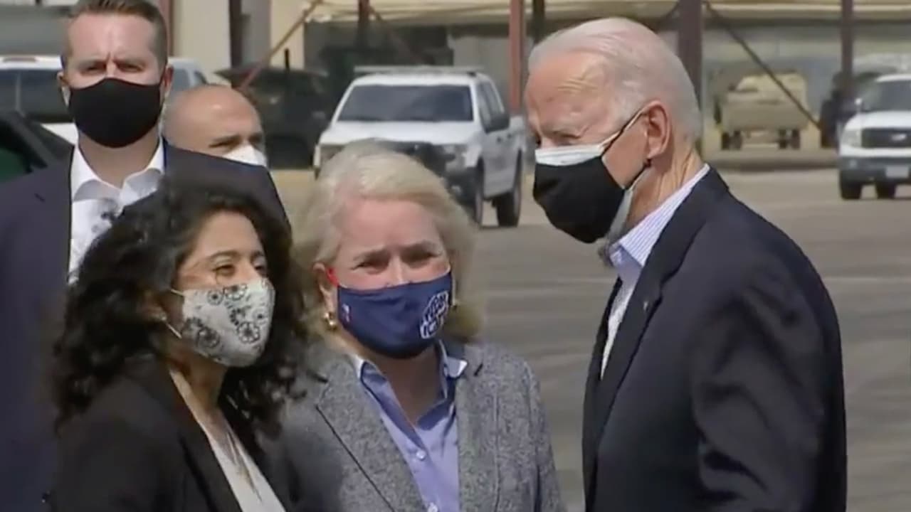 La juez del condado Harris, Lina HIdalgo fue otra de las personas que recibió al presidente Biden a su arribo a Houston.