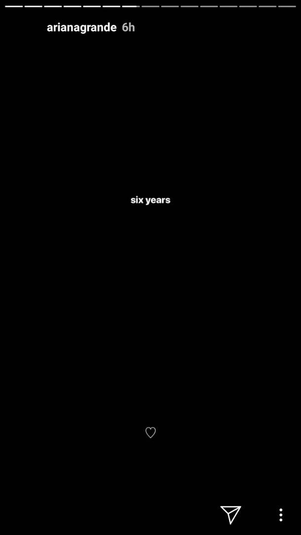 Antes del concierto, Ariana recordó el aniversario del tema con una publicación en sus stories de Instagram en la que simplemente escribió "Seis años" con un corazón.
<br>