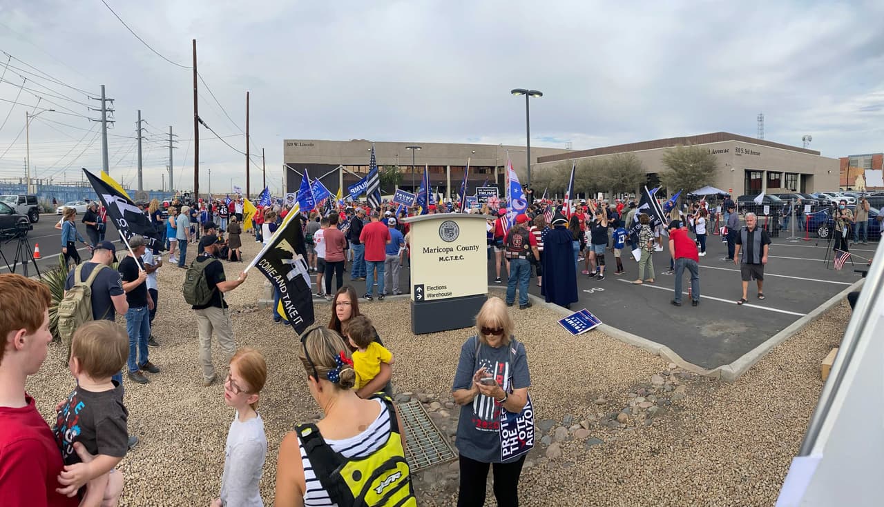 Con gorras, banderas, pancartas denunciando fraude, estos simpatizantes de Trump exigen que cada voto sea contado a pesar de que no hay evidencia de que no se estén haciendo el conteo.
<br>