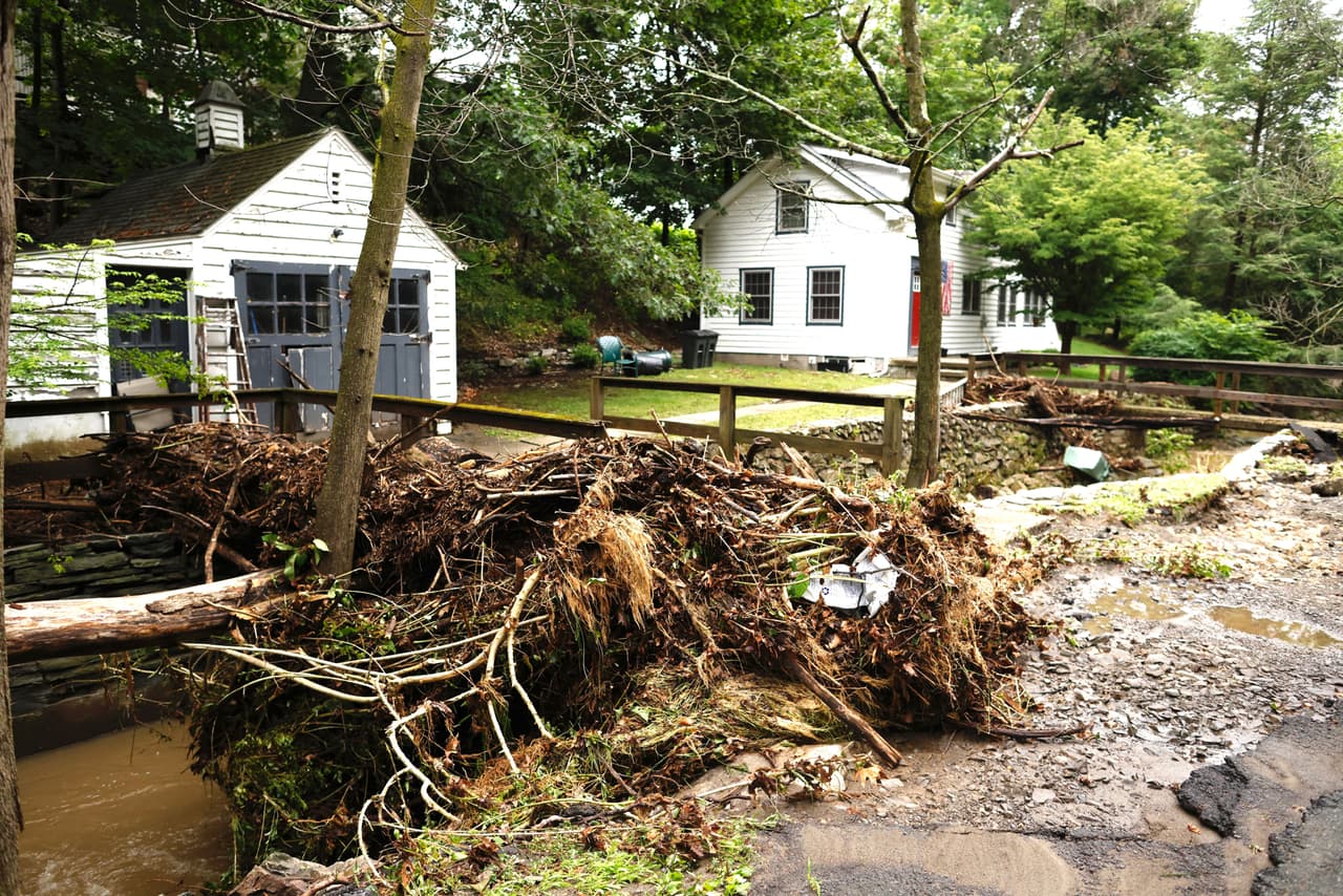 Un puente resultó dañado por las inudaciones en el área de Cornwall.
<br>
<br>