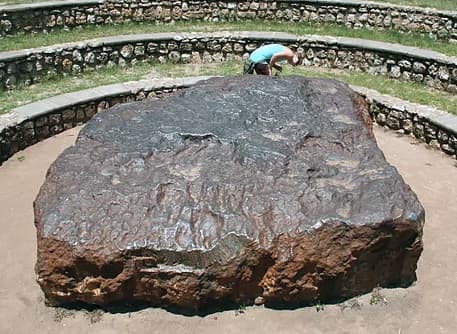 El meteorito 
<b>Hoba</b> es la 
<i>nave nodriza</i> de las piedras espaciales que han llegado a la Tierra. Con sus
<b> 61 toneladas </b>es un bloque de hierro de 
<b>300 millones de años</b>. Su forma rectangular ha generado decenas de historias entre los amantes del espacio exterior y astrónomos. Hace 
<b>un siglo</b> lo encontraron al norte de 
<b>Namibia</b>.