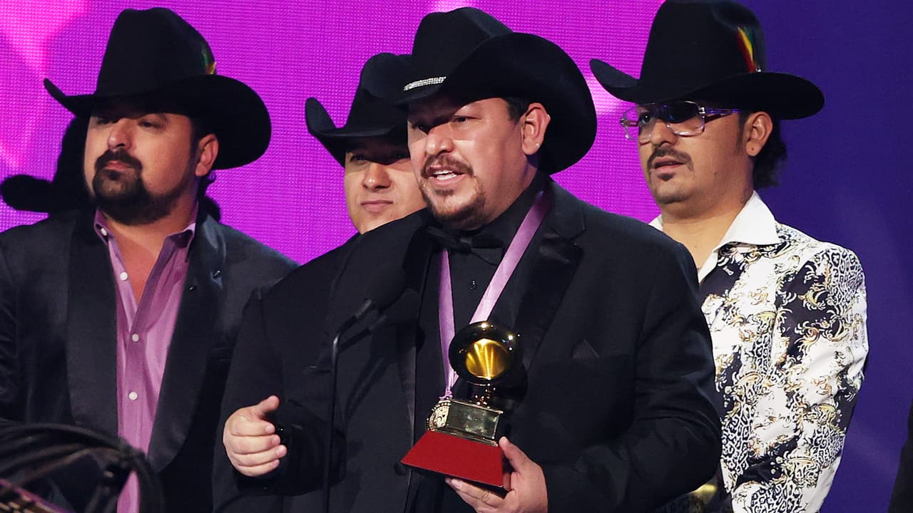 En un evento histórico en Latin GRAMMY, 
<b><a href="https://www.univision.com/shows/latin-grammy/empate-en-los-latin-grammy-2021-los-dos-carnales-y-palomo-ganan-mejor-album-de-musica-nortena-video" target="_blank">Los Dos Carnales y Palomo empataron</a></b> y se llevaron el premio a Mejor Álbum de Música Norteña.