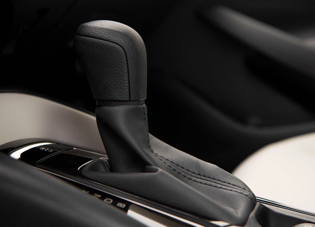 Importante es su transmisión manual de seis velocidades que ha sido actualizada con un control de ajuste de revoluciones descendente para cambios más suaves, mientras que la transmisión CVT es ahora un 20% más rápida. Ésta última además tiene cambios simulados por computadora para mitigar el zumbido característico en este tipo de transmisiones.