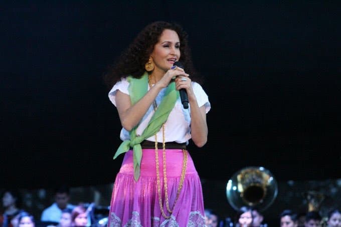 Aunque en noviembre de 2017 la también originaria del estado de Oaxaca reclamó al partido Morena a través de su cuenta de Twitter por haberla incluido en una encuesta sin su previo consentimiento. Dicha encuesta fue para medir la penetración de los aspirantes a una candidatura al Senado.