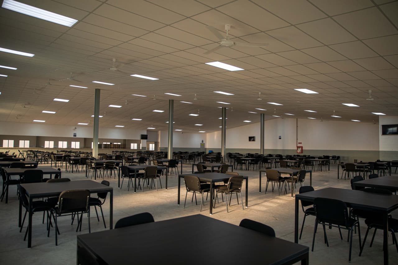 Otra área común de la nueva megaprisión en El Salvador. El Congreso, bajo control del partido de Bukele, 
<a href="https://www.univision.com/noticias/america-latina/pena-maxima-pertenencia-pandilla-salvador-mara-salvatrucha-bukele">reformó el Código Penal y Procesal</a> para criminalizar a los integrantes de pandillas, delito que conlleva una pena de hasta 20 años de cárcel. Los cabecillas pueden recibir condenas de 40 a 45 años. En los delitos relacionados con el crimen organizado, que incluye a las pandillas, se aplican 20 años de prisión a adolescentes mayores de 16 años y de hasta 10 años de cárcel a los mayores de 12.