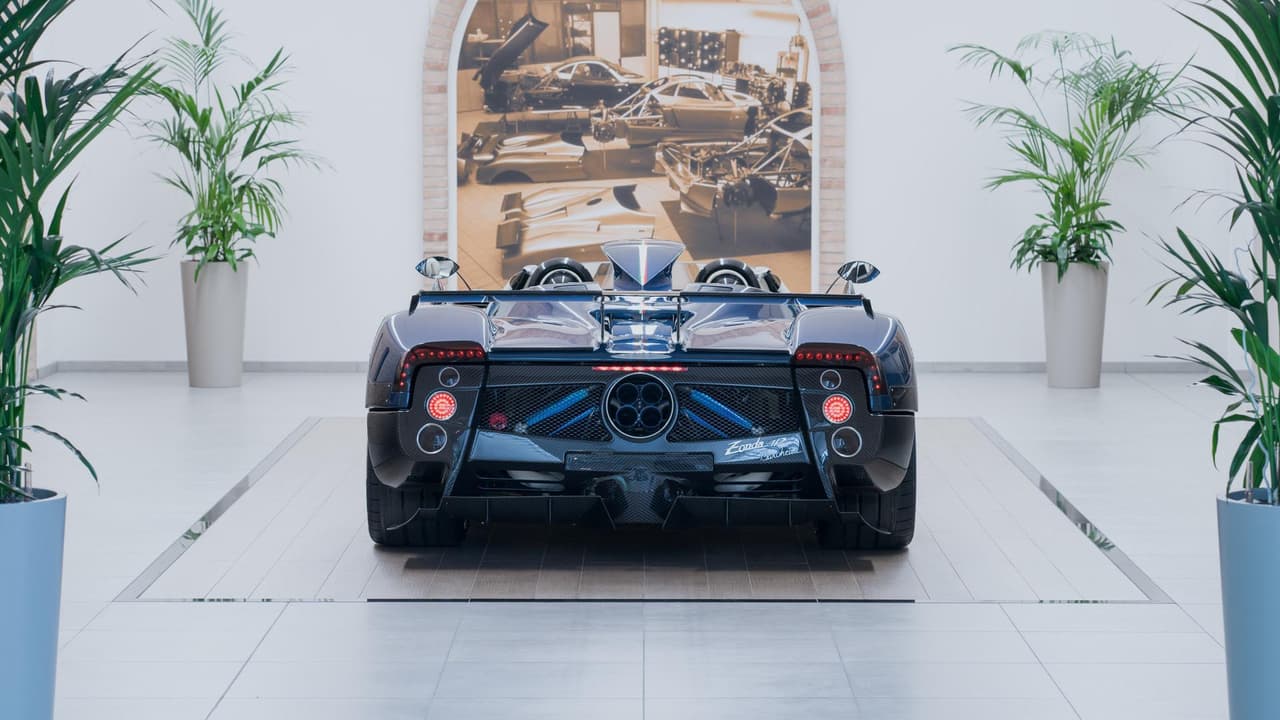La carrocería del Pagani Zonda HP Barchetta 
<b>está elaborada en fibra de carbono</b>.