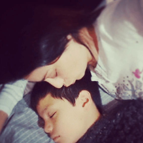 El instinto maternal de Violeta salió a flote y sin pensarlo defendió a su hijo sin importar las consecuencias. Desde ese momento, la actriz comenzó a preparar su huida con la ayuda de sus padres.
<br>