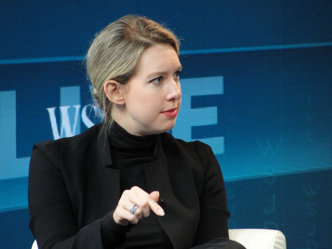 Elizabeth Holmes participó en una conferencia sobre tecnología en Laguna Beach, California, en 2015.