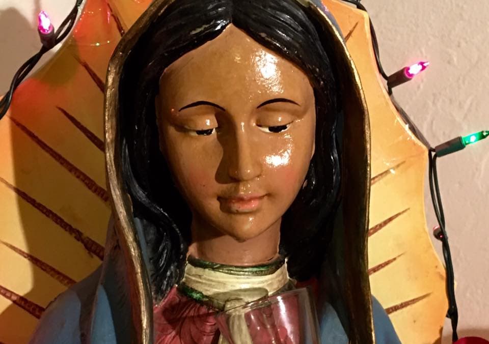 A los ojos de la Virgen María, como en los ojos de nuestras madres naturales, o quienes nos acogieron y fungen ese rol, nosotros siempre seremos sus hijos. Como una buena madre, ella está siempre cerca de nosotros, lista para sostenernos si estamos por caer y con su mejor consejo y cobijo de amor.