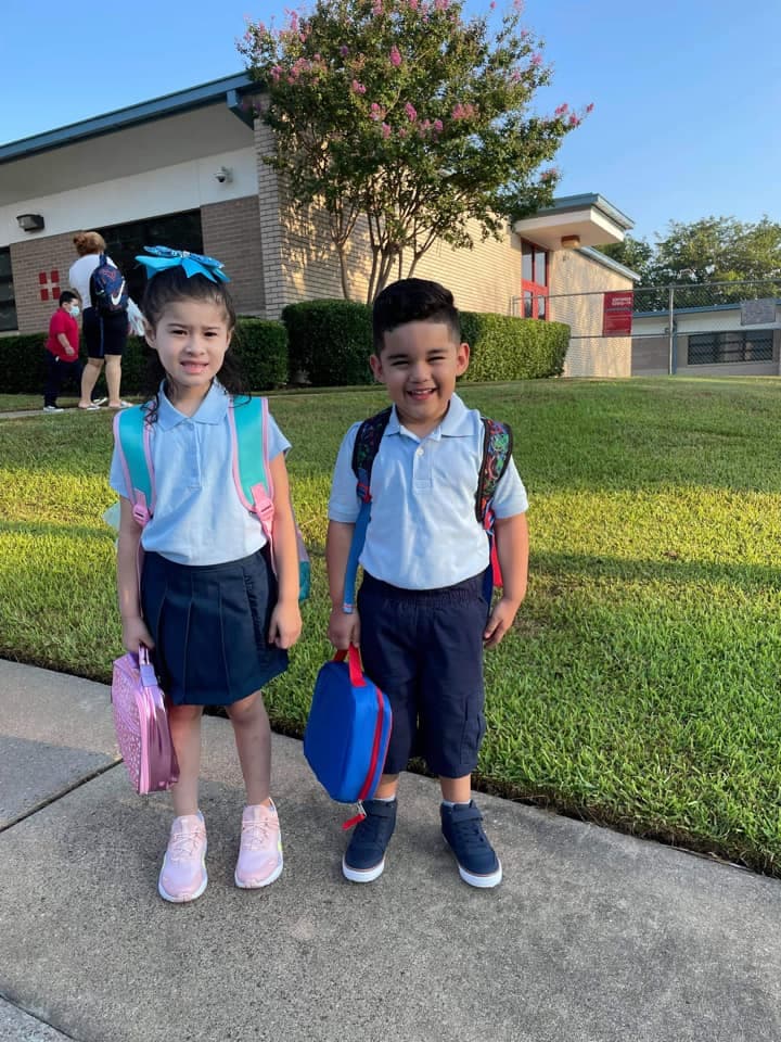 Los pequeñitos de Damary Parada listos para el regreso a clases con sus mochilas cargadas y su almuerzo.
<br>