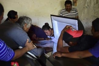 Familiares dan el último adiós a una de las víctimas del accidente en Zacatecas.