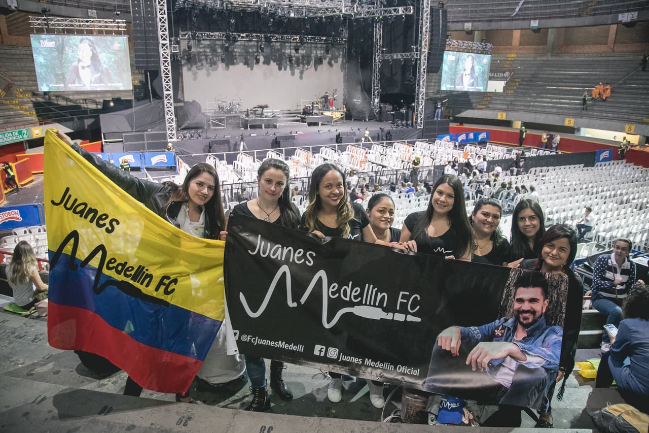 Juanes es profeta en su tierra y aunque no nació en Medellín, sino en Carolina del Príncipe, Colombia, siempre ha dicho que esa ciudad es su casa, misma a la que arribó a la edad de 15 años.