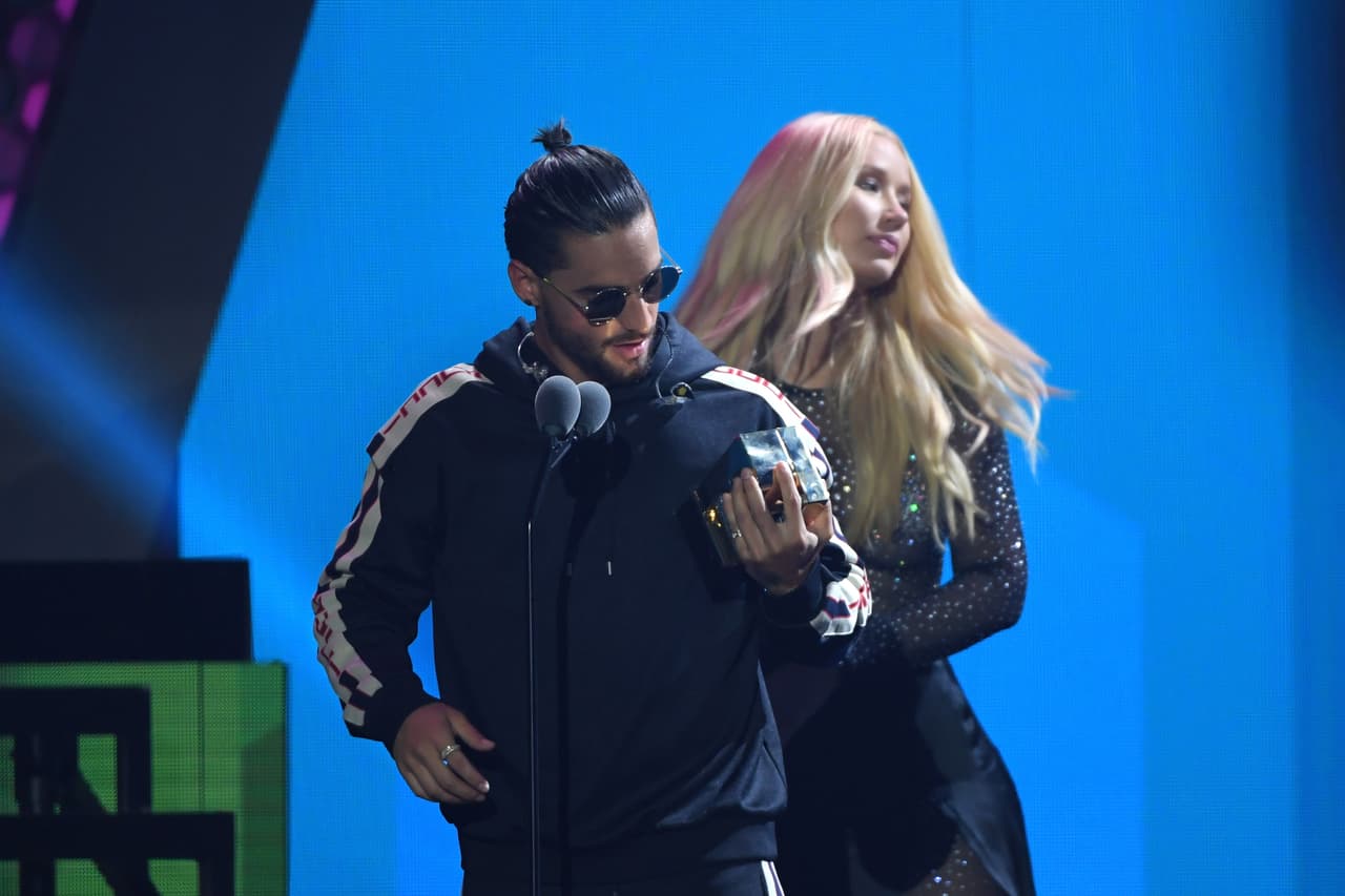 La interacción que tuvieron en el escenario fue muy corta. Ella hizo lo que le correspondía: se dio la vuelta y abandonó el escenario.