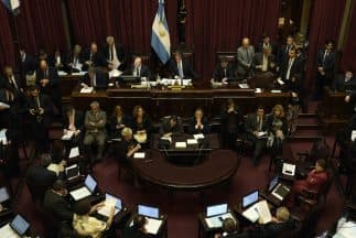 El oficialismo logró imponer su mayoría en el Senado argentino para aprobar un plan para el pago local de la deuda.