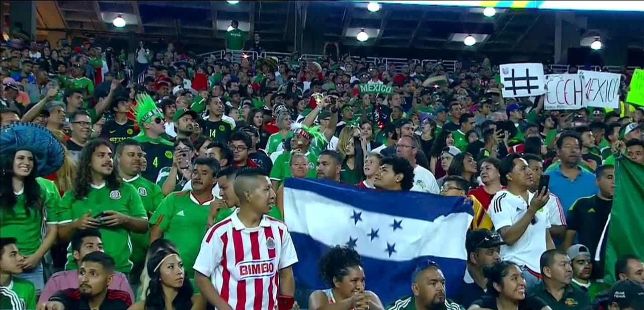 Aficionados mexicanos y catrachos colmaron las gradas del imponente University of Phoenix para el partido de cuartos de final entre México y Honduras.
