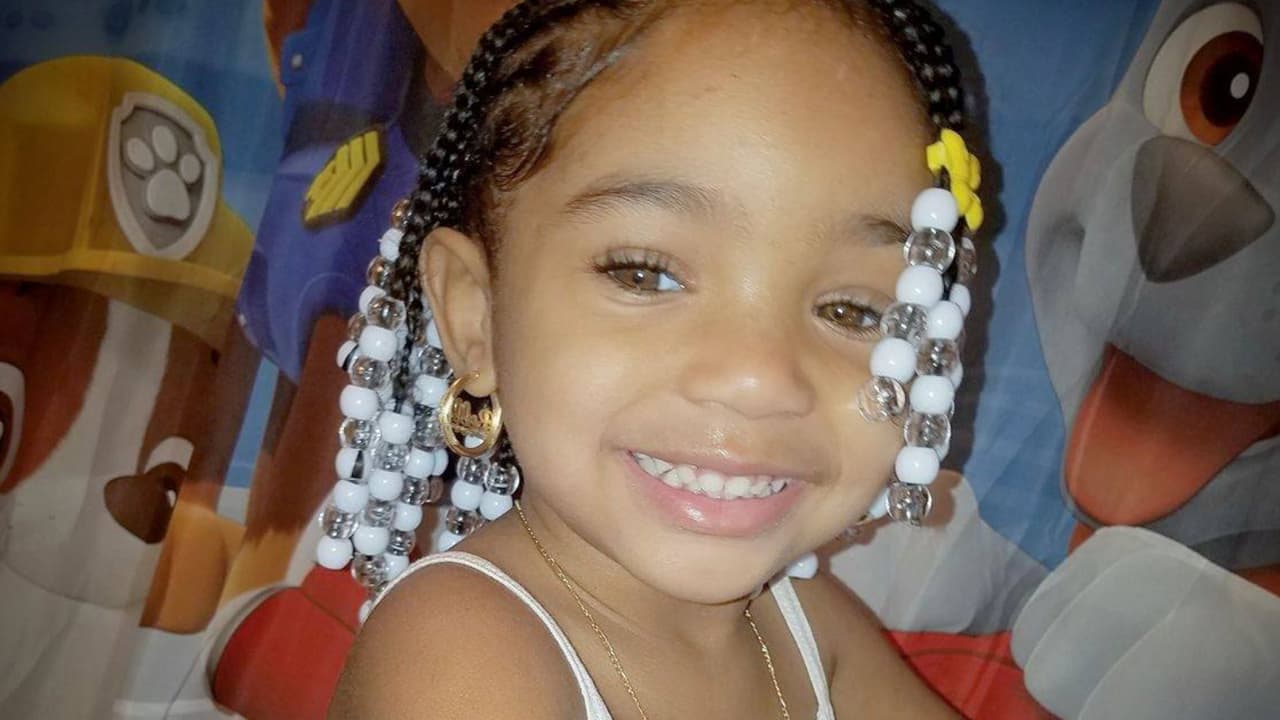 "Siento no haber estado para protegerte": madre de niña de 3 años que murió tras aparente abuso