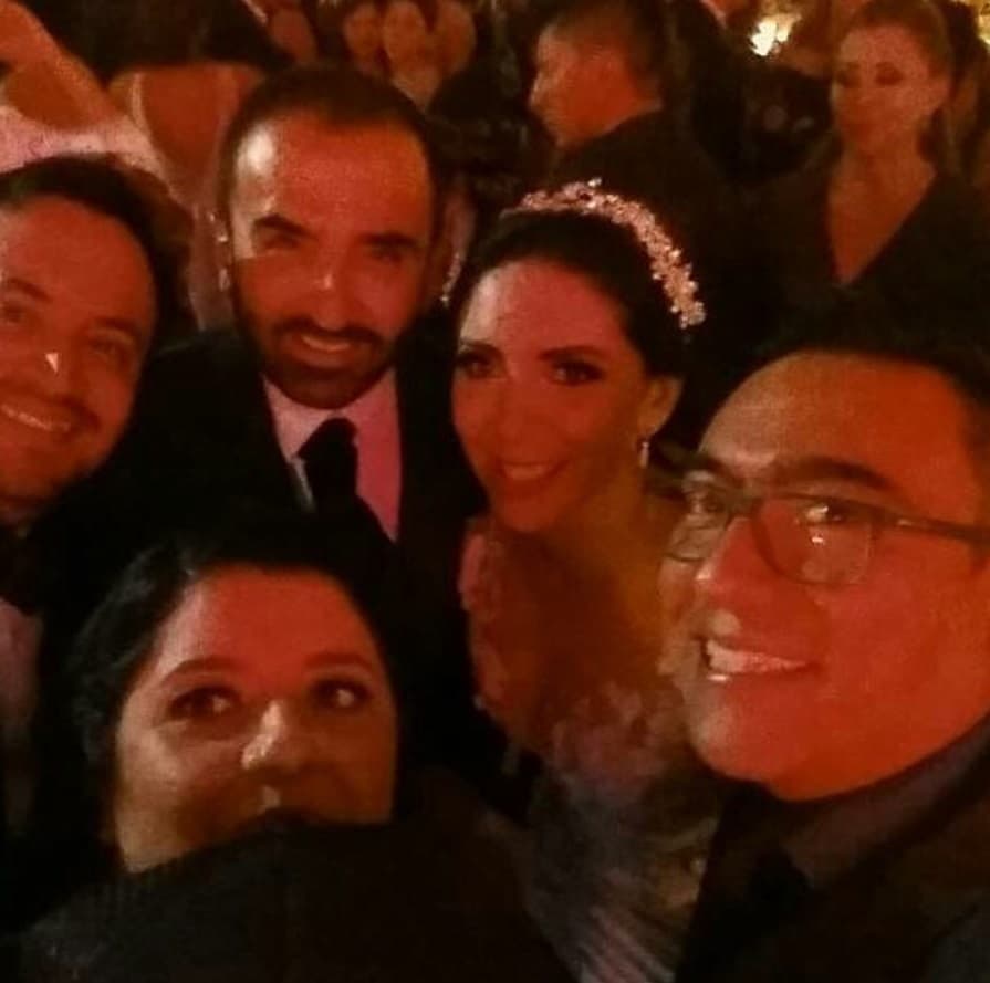 Vicente Fernández Jr. interpretó el tema “Hermoso cariño” que hiciera famoso su padre y que hace 10 años le cantara también en la tornaboda de su enlace con la periodista Mara Patricia Castañeda. A ésta canción le siguió “Tatuajes”, del desaparecido Joan Sebastián.