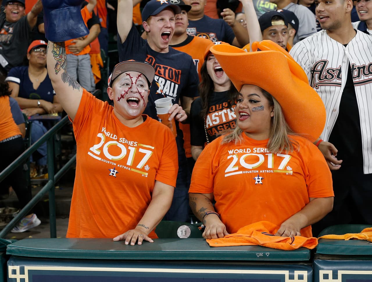 La alegría y emoción se tomó a los todos los hinchas de Houston Astros campeón de la Serie Mundial, entre los más jóvenes y algunas bellas mujeres, en una celebración gigante.