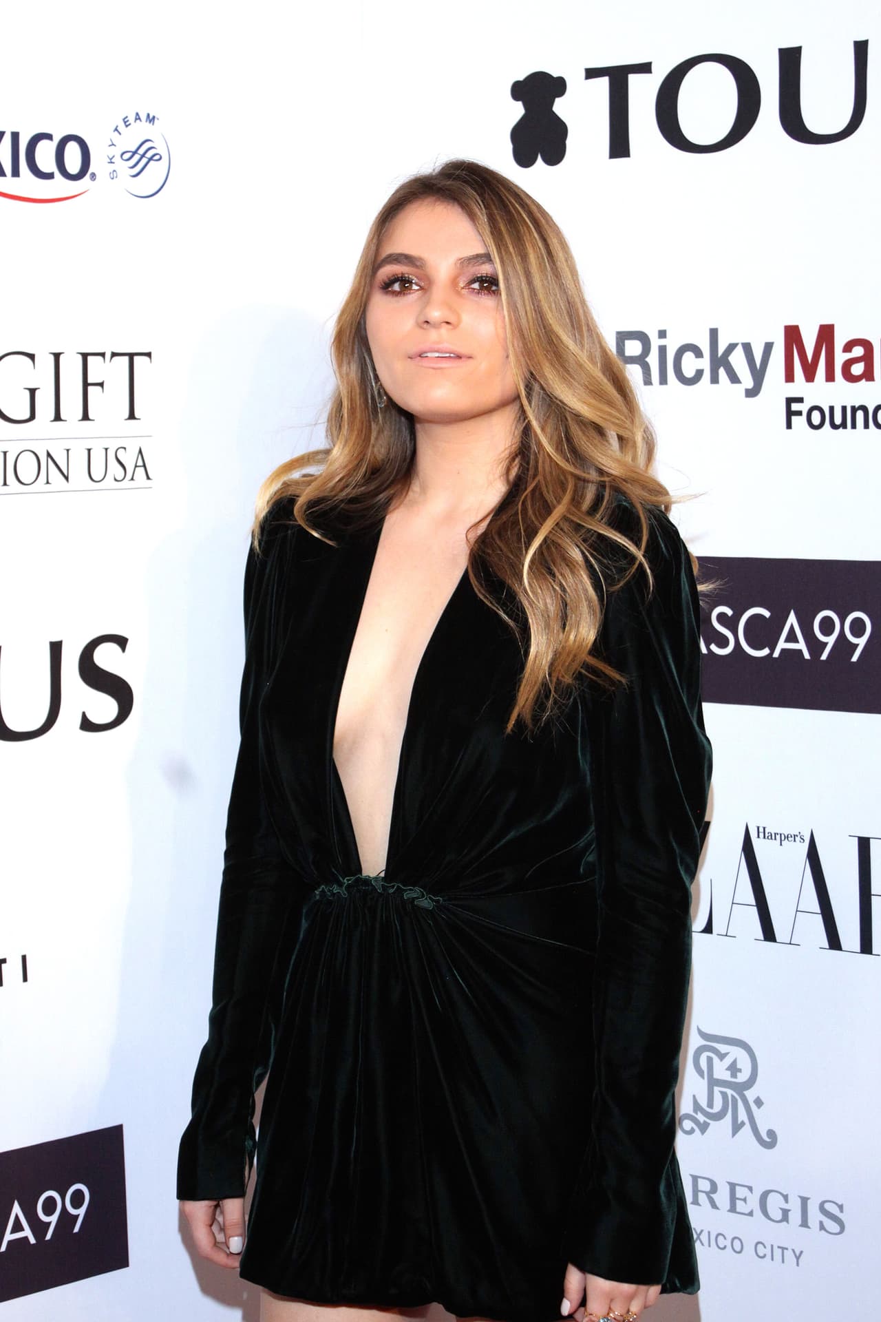 La actriz terminó con él en marzo de 2018 porque, según la actriz reveló para Radio Fórmula, él se quedó a vivir en México mientras ella se fue a estudiar a Los Ángeles y la distancia afectó su relación.