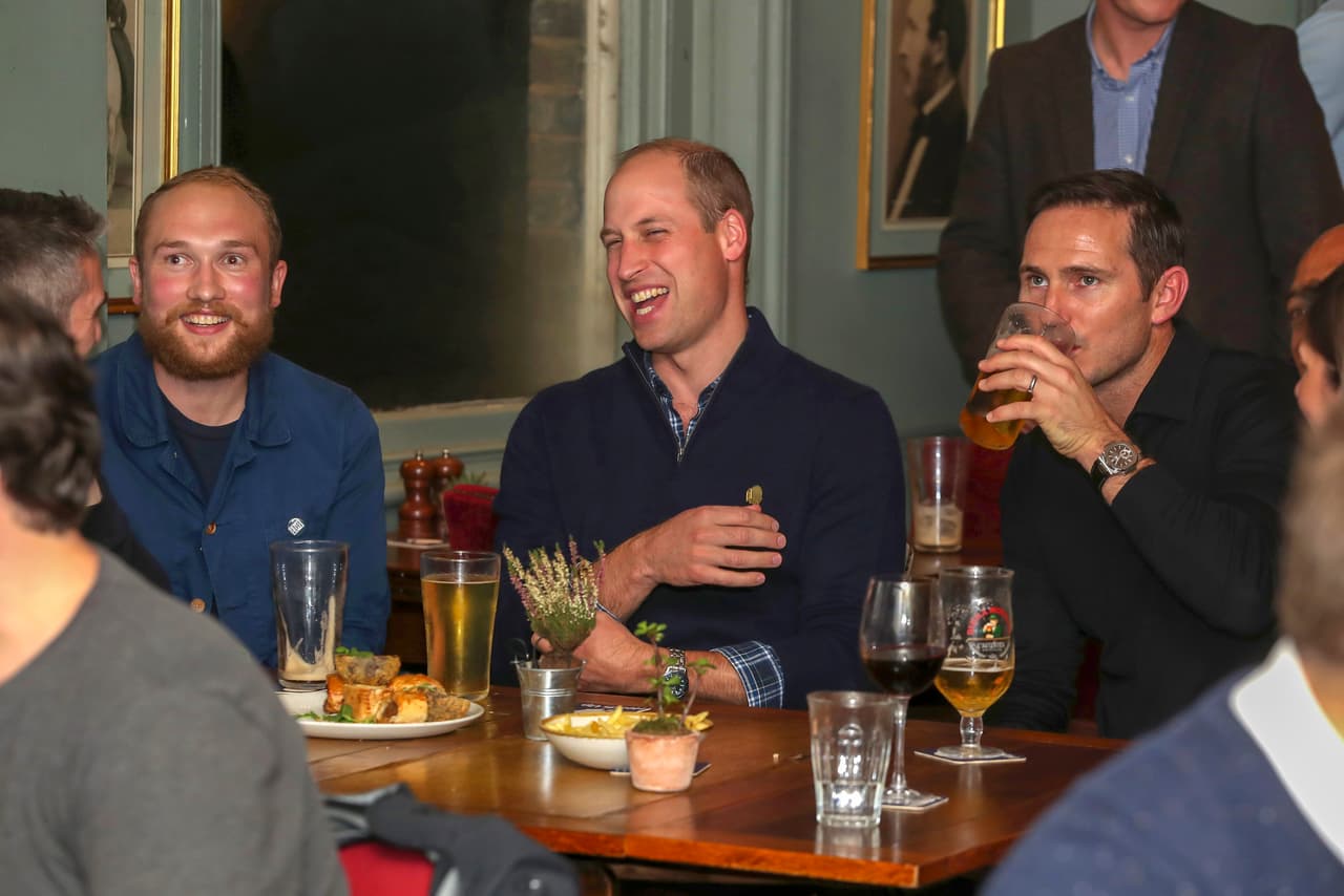 Según la versión digital del diario británico, mientras tomaba cerveza y departía con sus acompañantes, el príncipe William admitió estar haciéndose "
<b>demasiado viejo</b>" para jugar fútbol.