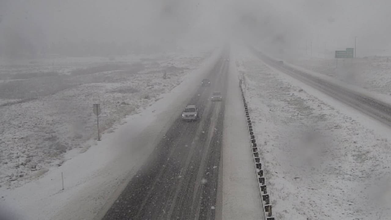 Por la mañana la nieve alcanzó de 1.2” a 2 pulgadas en diversas zonas al norte de Arizona. Autoridades piden manejar con precaución en zonas de nieve. Para más información, 
<a href="https://www.univision.com/local/arizona-ktvw/nieve-plena-primavera-al-norte-de-arizona-este-martes-fotos">haz clic aquí.</a> 
<br>