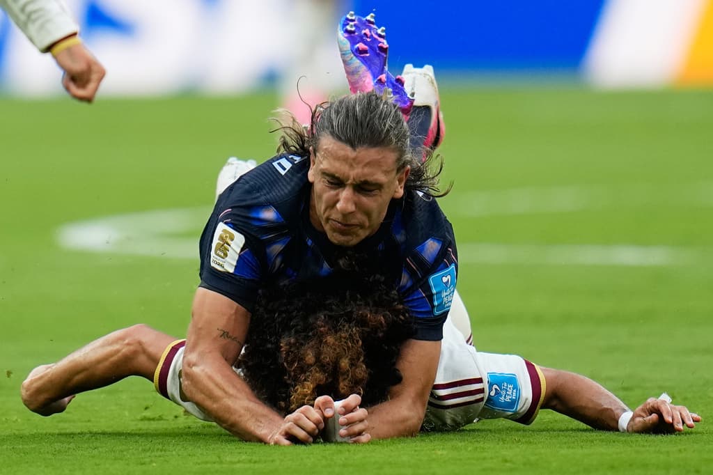 Agustín Canobbio, de Uruguay, choca fuertemente contra Marc Cucurella, de España.