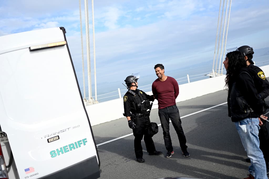 La policía intervino durante una protesta en el Bay Bridge durante la cumbre APEC en San Francisco, realizando una serie de arrestos. Estas acciones se llevaron a cabo para garantizar la seguridad de los conductores y restablecer el flujo normal de tráfico en el puente. Los manifestantes arrestados enfrentarán cargos relacionados con su participación en la protesta.