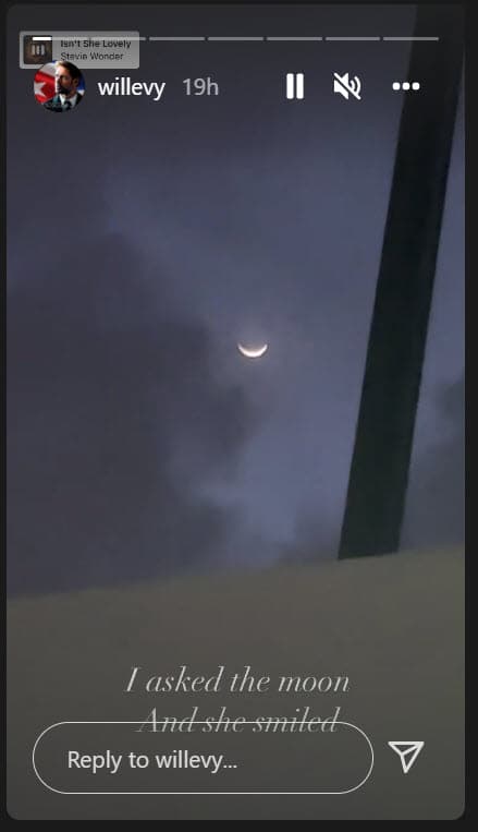 Pero también ha publicado ciertos mensajes enigmáticos e íntimos como este: "Le pregunté a la luna y sonrió", escribió. 
<br>