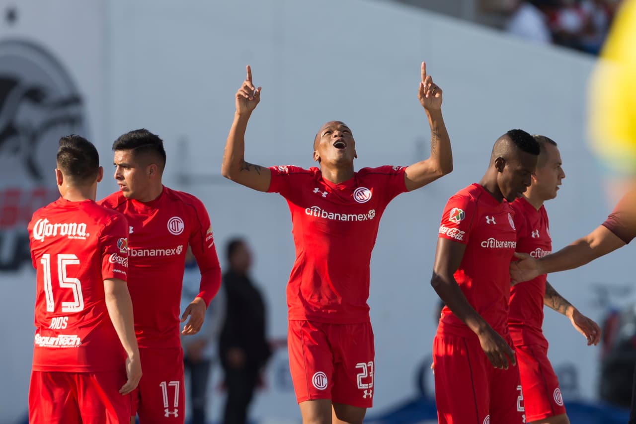 Un doblete de Luis Quiñones le dio la victoria y el liderato general al Toluca sobre los Lobos BUAP.