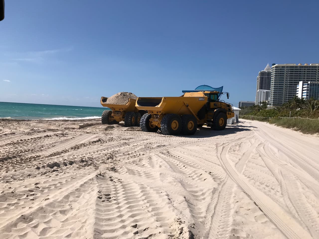 Diariamente traen 200 camiones de arena del centro de Florida, que es igual a la que ya existe en Miami Beach. 
<br>