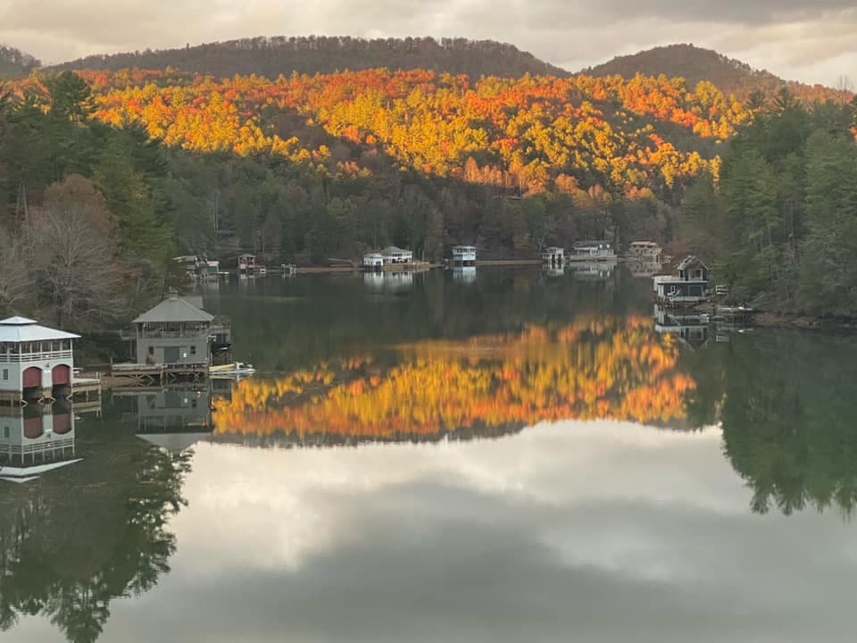 Lake Rabun está a poca distancia en auto del histórico Clayton, Georgia. El lago cuenta con instalaciones para
<b>pasear en bote y pescar, así como para acampar y hospedarse</b>. El parque Nacoochee es solo una de las áreas de recreación a lo largo de las 25 millas de costa del acuífero. Ubicado en el extremo norte del lago,
<b><a href="https://gastateparks.org/" target="_blank">Nacoochee Park</a></b> es un gran lugar para hacer un picnic o simplemente relajarse.