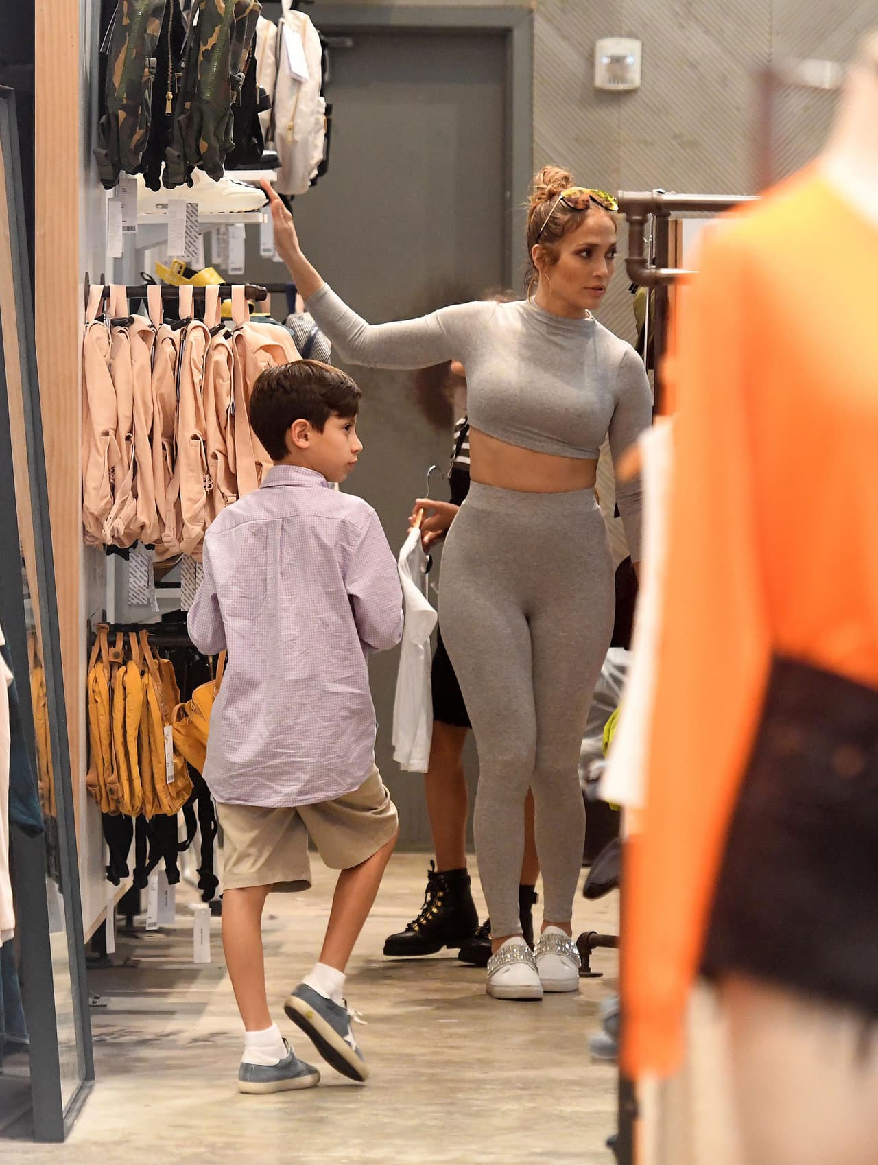 Max siempre ha sido el más travieso de la familia, sin embargo, espero muy paciente a que su mamá terminará de elegir algunos atuendos para hermana e ir a buscar un obsequio muy especial.
<br>