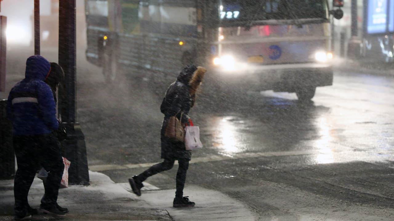 <b><a href="https://www.univision.com/local/nueva-york-wxtv/nueva-jersey-declara-estado-de-emergencia">Tormenta de nieve: Nueva Jersey declara estado de emergencia y suspende servicio de trenes y buses </a></b>