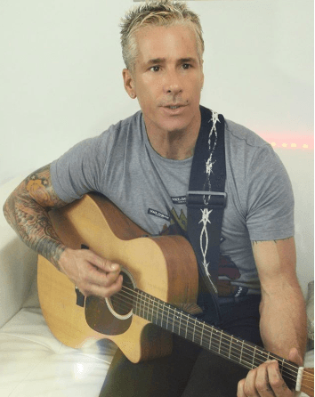 “Entonces, el señor ha estado llamando a la escuela, al principal, y ha estado volviendo loca a la gente en la escuela del niño... Él lo que está buscando es cómo desprestigiarme y buscando el lado débil para no cumplir”, infirió.