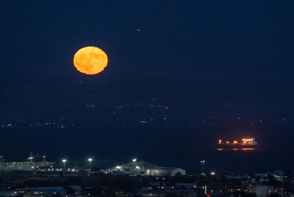 Una victoria que esta superluna azul parecía coronar sobre la bahía de San Francisco, California.