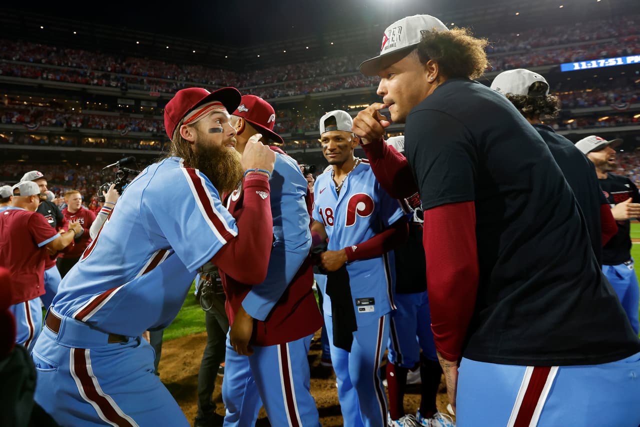Brandon Marsh # 16 y Taijuan Walker # 99 celebran después de vencer a los Bravos. Los Phillies se enfrentarán a los Diamondbacks de Arizona en una serie al mejor de siete.