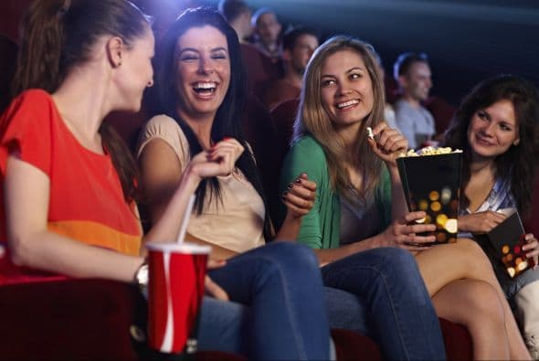 Comentar tooodo con tu amiga. Sí, ya sabemos que el protagonista es un bombón, pero no hace falta que se entere toda la sala.