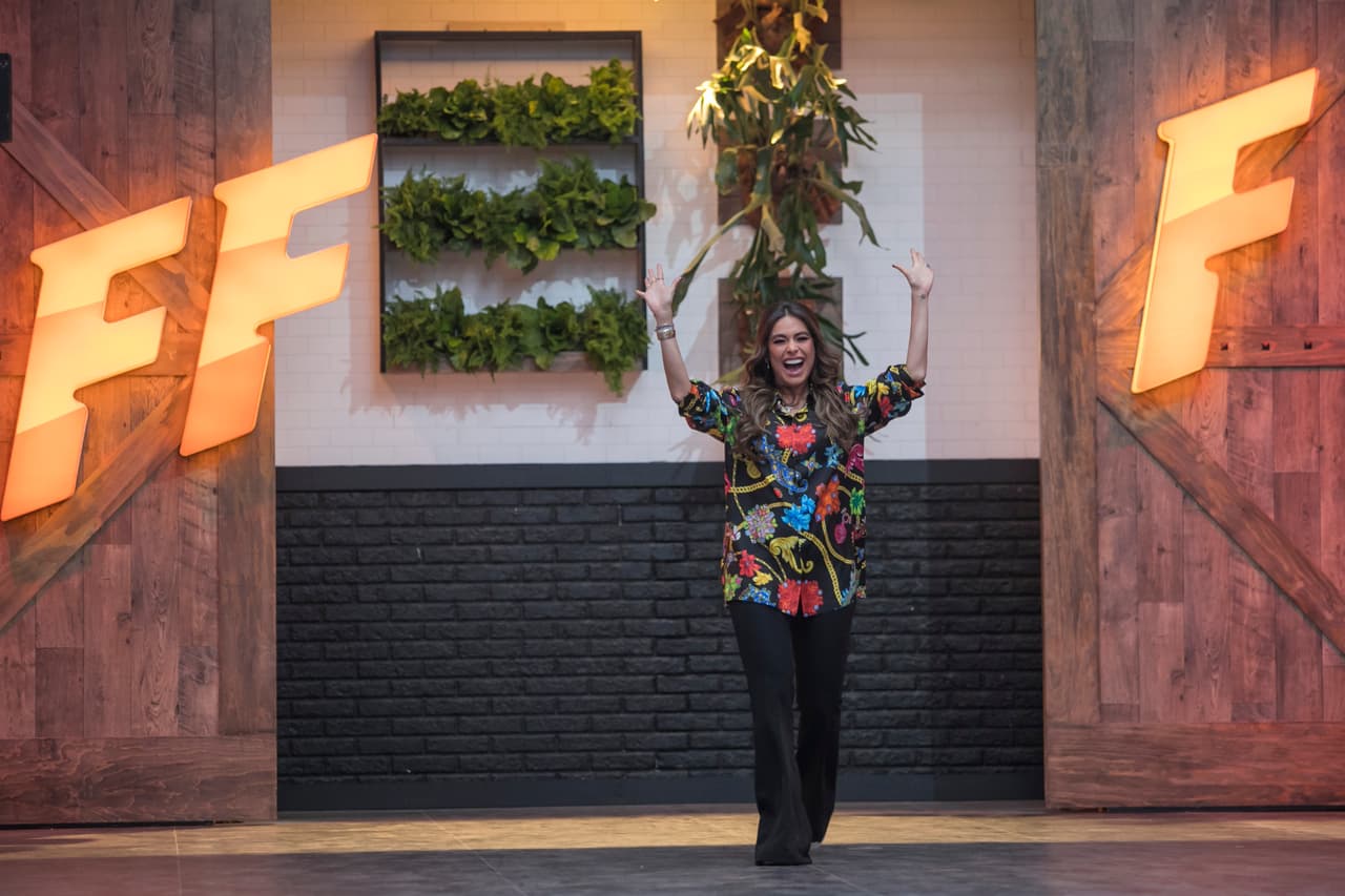 Con los brazos abiertos y entre aplausos, Galilea se apresuró a saludar a los competidores y a saludar a su amiga.