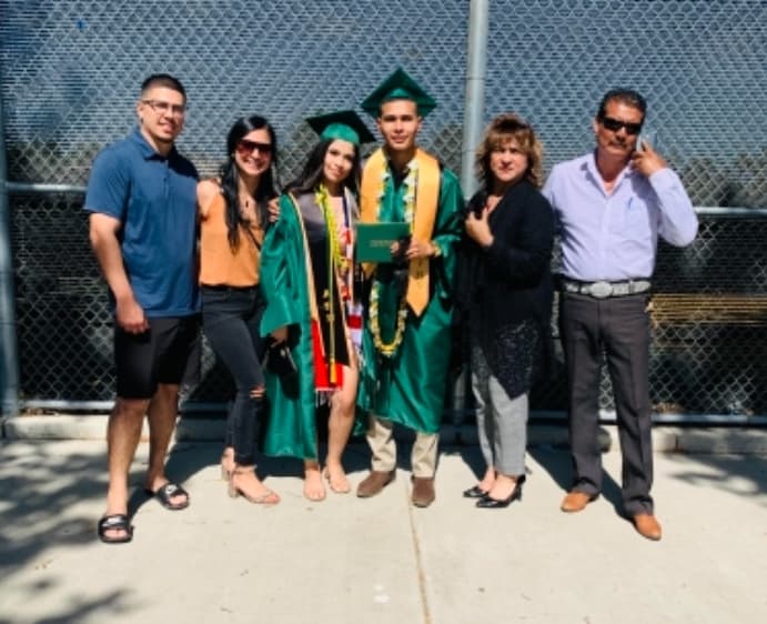 <b>Jorge Andrés Serrano</b> — Franklin High School
<br>
<br>"Muy orgullosa de mi hijo Jorge, el más chico de mis cuatro hijos que se han graduado de la misma escuela".