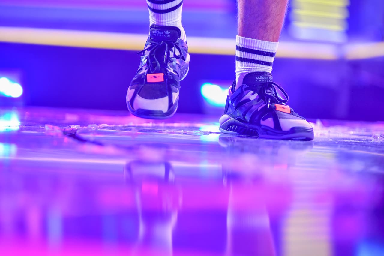 Eligió este calzado deportivo.