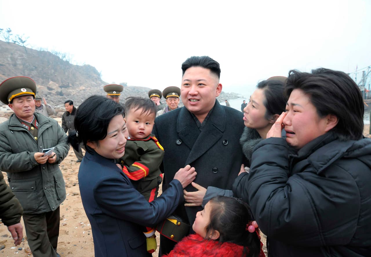 Los residentes de un destacamento de defensa, cerca de la frontera con Corea del Sur, reciben emocionadas al líder norcoreano Kim Jong Un. 7 de marzo de 2013.