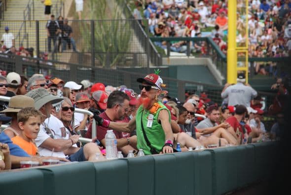 ¡El famoso comediante Will Ferrell se lució jugando con 10 equipos diferentes de la MLB  en cinco partidos del Spring Training en un solo día! Mientras los fans le hacían porras al comediante, éste les hacía bromas desde la cancha. Su hazaña fue grabada para una producción televisiva que será transmitida por HBO a finales de año.