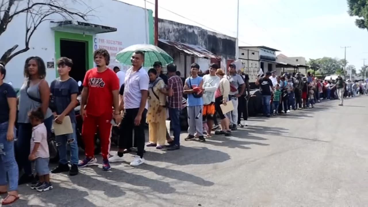 Migrantes en la frontera sur de México inician trámites para citas con autoridades de EEUU