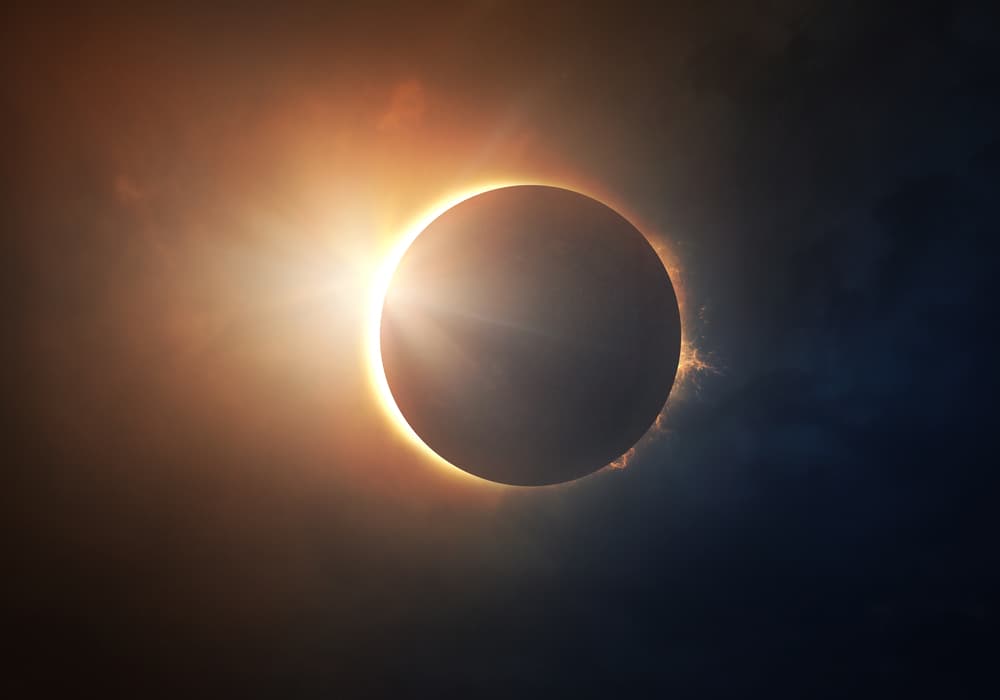 Los eclipses y la Astrología
<br>Desde el punto de vista astrológico se interpreta según el signo en que ocurre y los factores que inciden en el mismo en una Carta Natal.