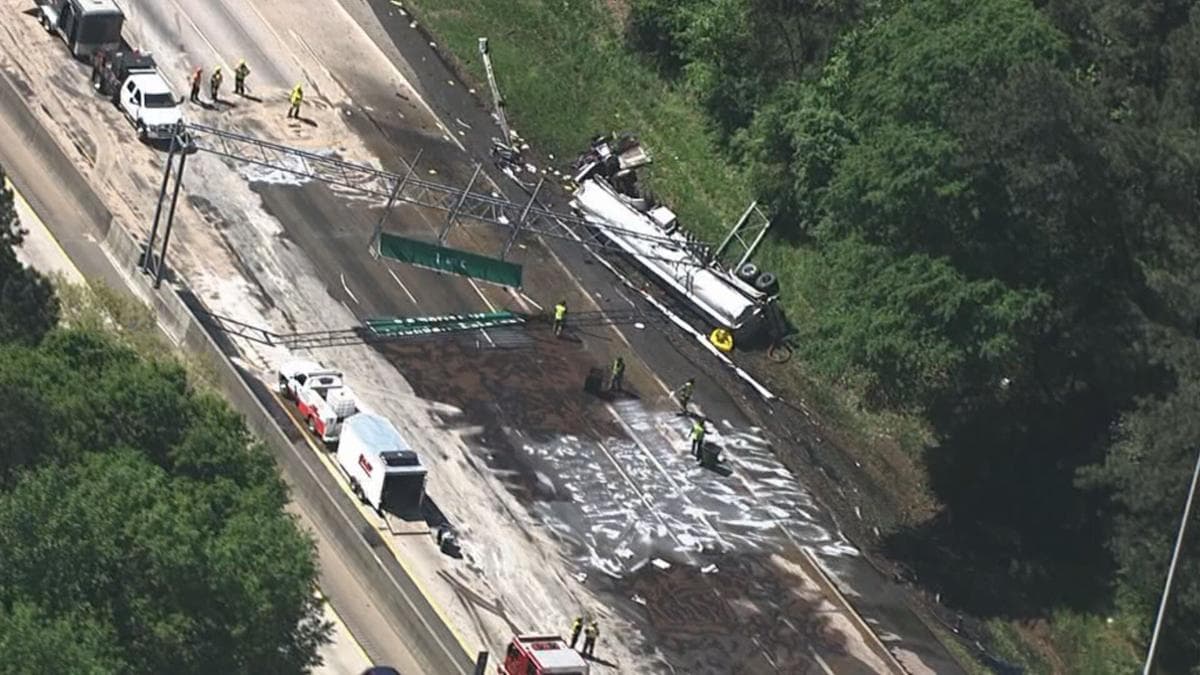 El conductor del camión cisterna fue trasladado de urgencia a un hospital en estado crítico después del incidente, dijo el portavoz del departamento de bomberos de DeKalb, el capitán Dion Bentley.