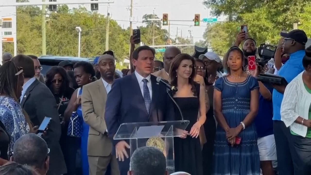 El momento en que Ron DeSantis es abucheado por víctimas del tiroteo de Jacksonville