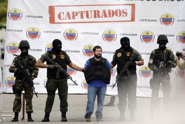 Seis hombres reclamados por la justicia colombiana por narcotráfico, entre ellos Daniel "El Loco" Barrera y Jorge Milton Cifuentes Villa, alias "JJ", llegaron hoy a Bogotá desde Caracas a bordo de un avión policial en calidad de deportados o expulsados de Venezuela.